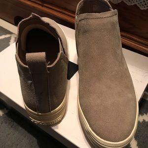 BNIB Dolce Vita Taupe Suede size 7.5